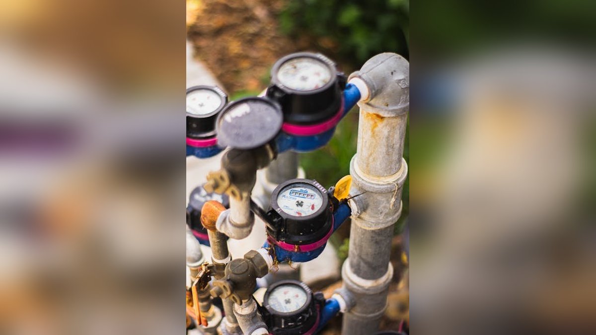 Continuous Glucose Monitors vs Traditional Meters: Which Is Right for You?